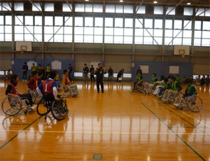 車椅子バスケ体験・学生による試合