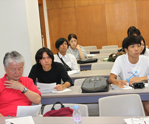 真剣に学ぶ両大学のゼミ生たち、左手前は沖縄大学緒方修教授（2011年9月21日）