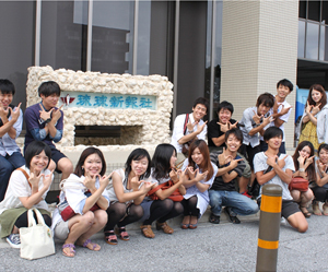 琉球新報本社前にて（2011年9月21日）