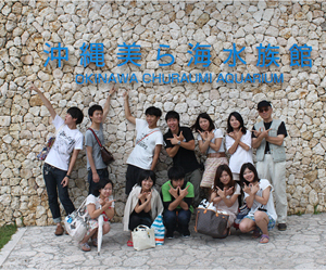 沖縄美ら海水族館前にて（2011年9月22日）